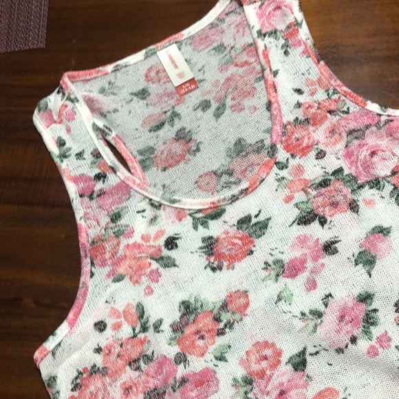 Floral tank top. - Picture 3 of 4